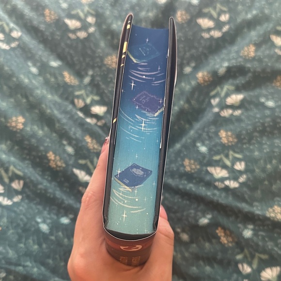 Illumicrate edition of The Bookshop Below by Georgia Summers - Picture 6 of 12